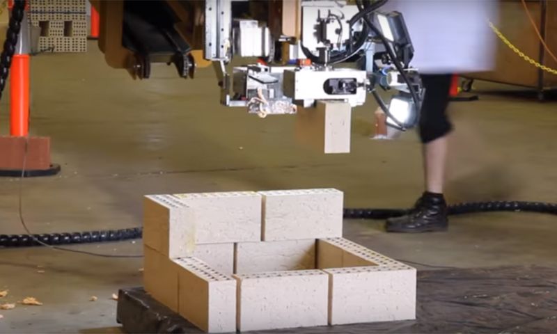 Deze metselrobot legt duizend stenen per uur