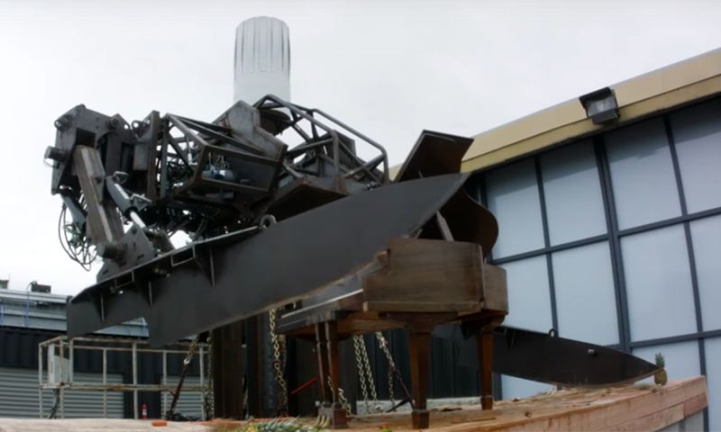 Video: deze mega-robot hakt alles kapot