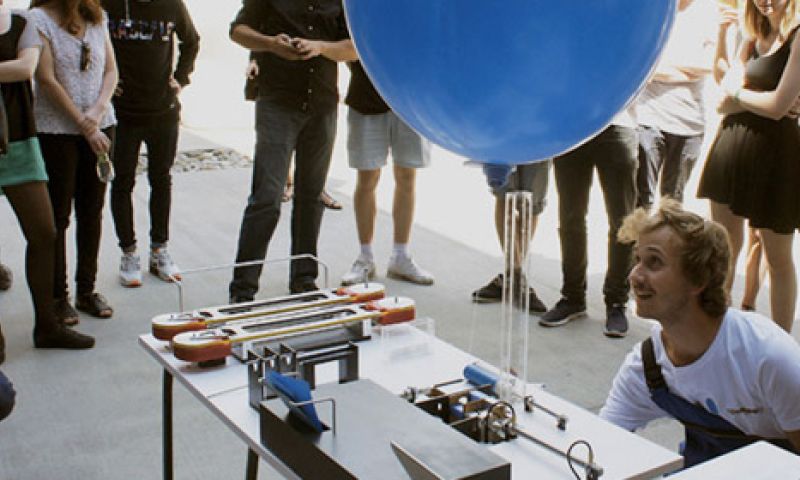 Deze machine stuurt YouTube-filmpjes per ballon