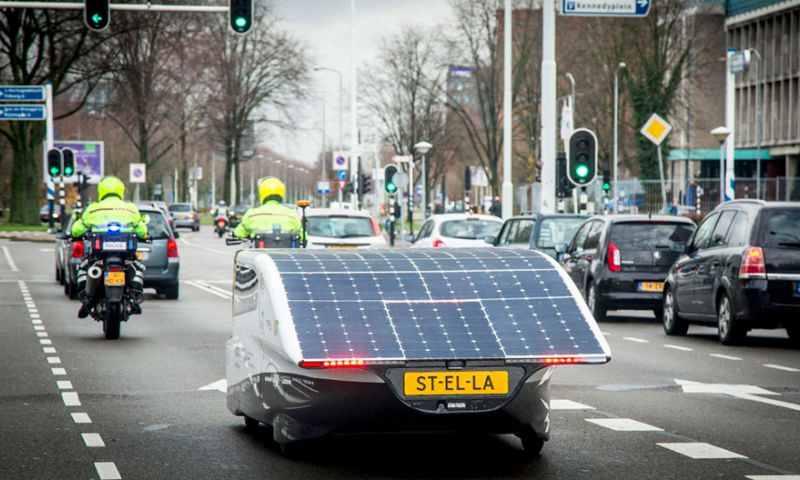 Eindhovense startup overweegt commerciële zonneauto