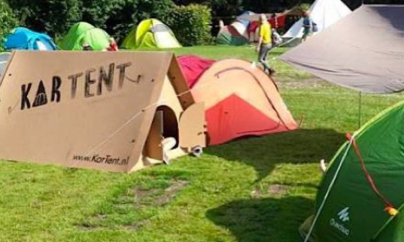 Kartonnen tent die je mag laten liggen na het festival 