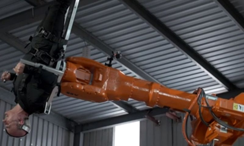 Video: een rit aan een robot-arm van 80.000 dollar
