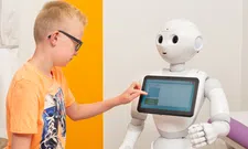 Thumbnail for article: 'Kinderen laten zich beïnvloeden door robots'