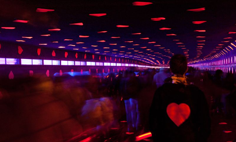 maastunnel tunnel of love studio vollaers zwart hartjes blacklight kunst