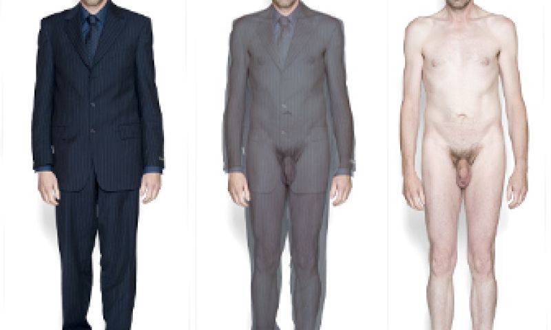 Fotograaf kleedt modellen uit