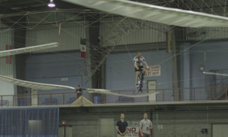 Fiets-helikopter vliegt 60 seconden en wint prijs