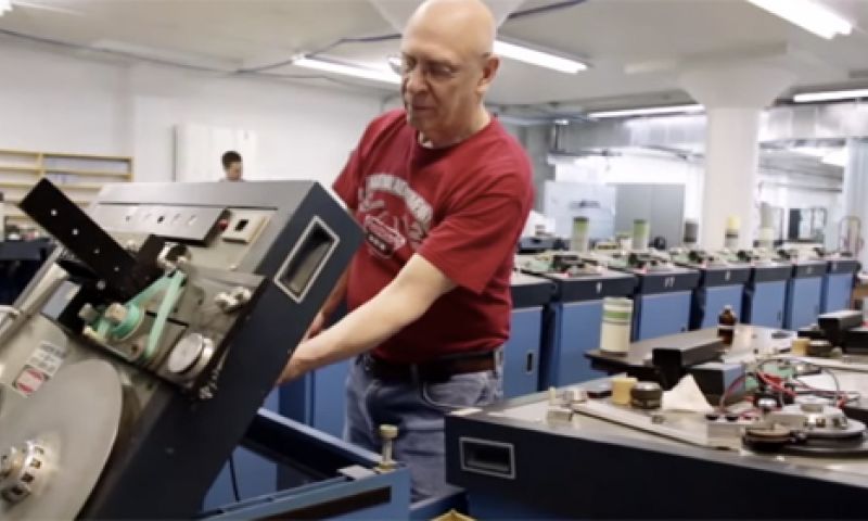 Video: laatste cassettefabriek van Amerika heeft het nog altijd druk