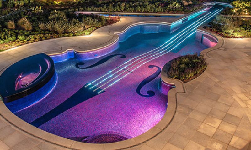 Mooiste privé-zwembad is een viool met iPhone-bediening