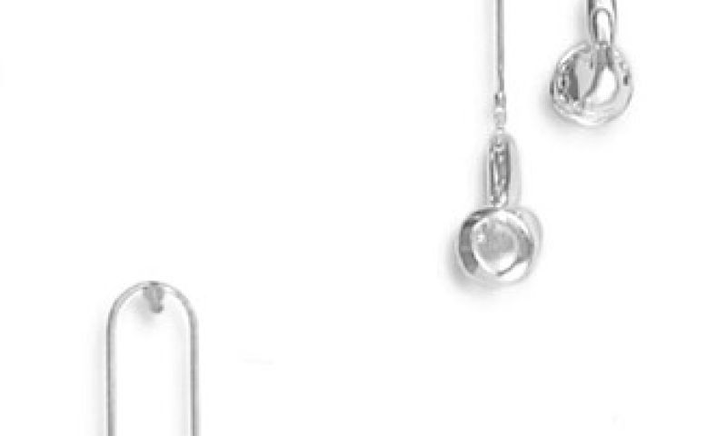 Zilveren earbuds om je nek