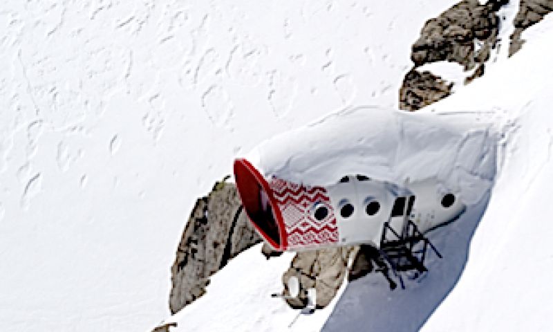 Hightech berghut steekt op 4000 meter hoogte uit de berghelling