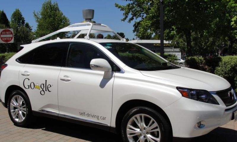 Zelfrijdende Google-auto knalt op een bus