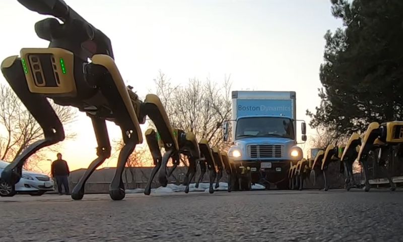 Robots Boston Dynamics trekken vrachtwagen voort