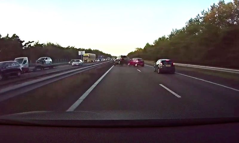 Video van de dag: Tesla remt zelf voordat bestuurder ongeluk ziet