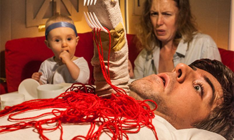 Baby speelt hoofdrol in beroemde filmscènes van karton