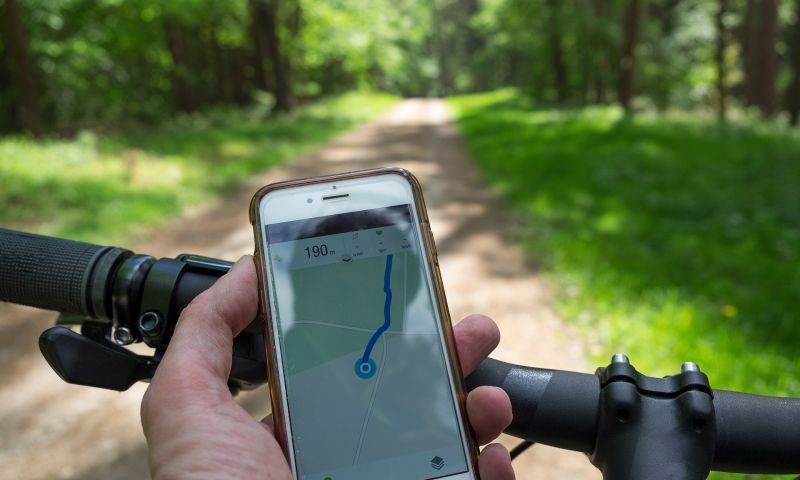 'Telefoongebruik vooral op de fiets toegenomen, in de auto licht'