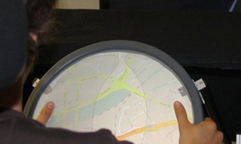 Op de weg achter het touchscreen stuur