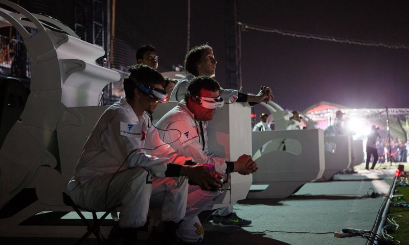 Droneracing neemt een vlucht (met obstakels)