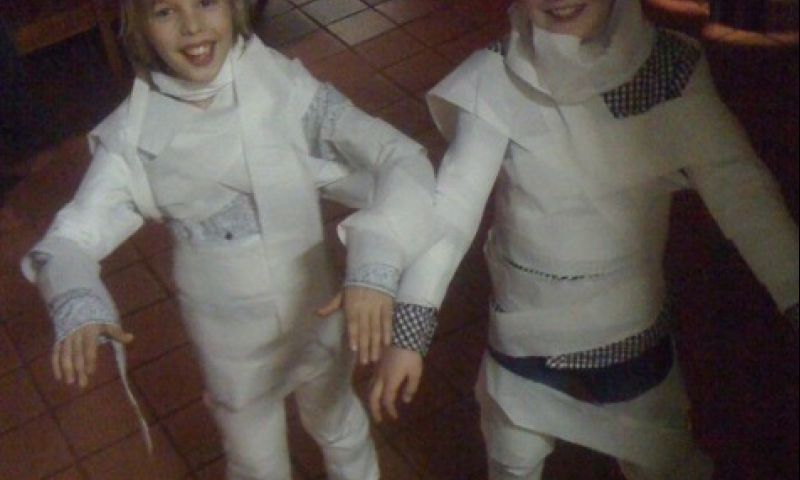 Een wikkel maakt van een wc-rol een verjaardagscadeautje