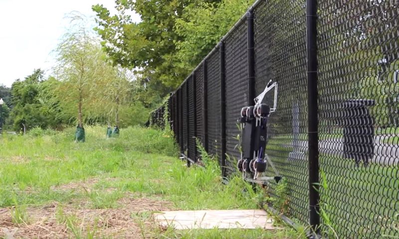 Video: Robotviervoeter beklimt hekken en opent deuren