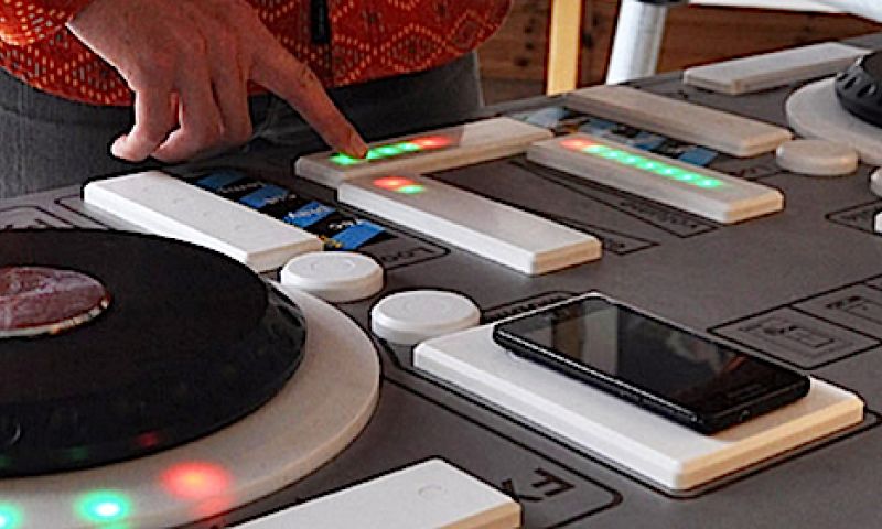 Op straat plaatjes draaien met deze dj-tafel op zonne-energie