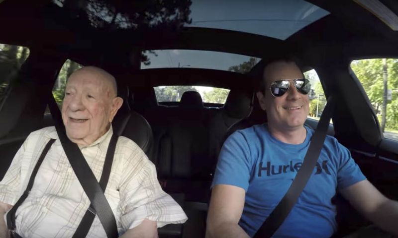Video van de dag: Opa rijdt mee in een Tesla