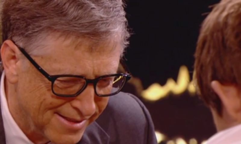 Bill Gates verliest in 1 minuut van 'Justin Bieber van het schaken'