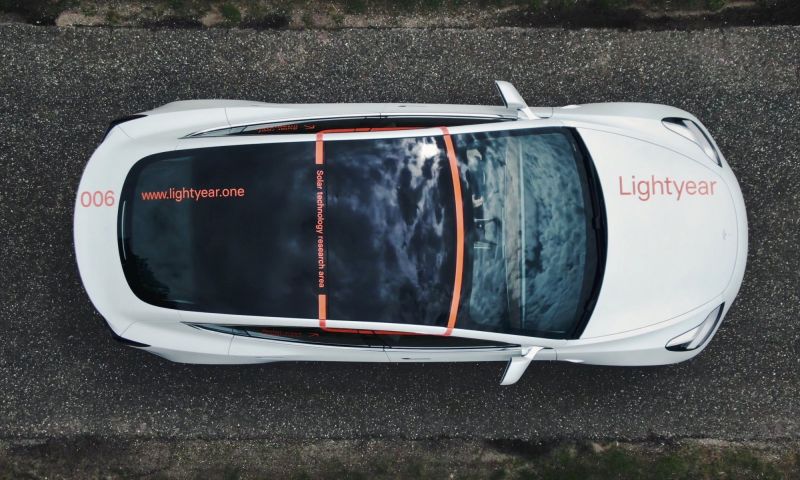 Nederlandse startup experimenteert met zonnedak in Tesla Model 3