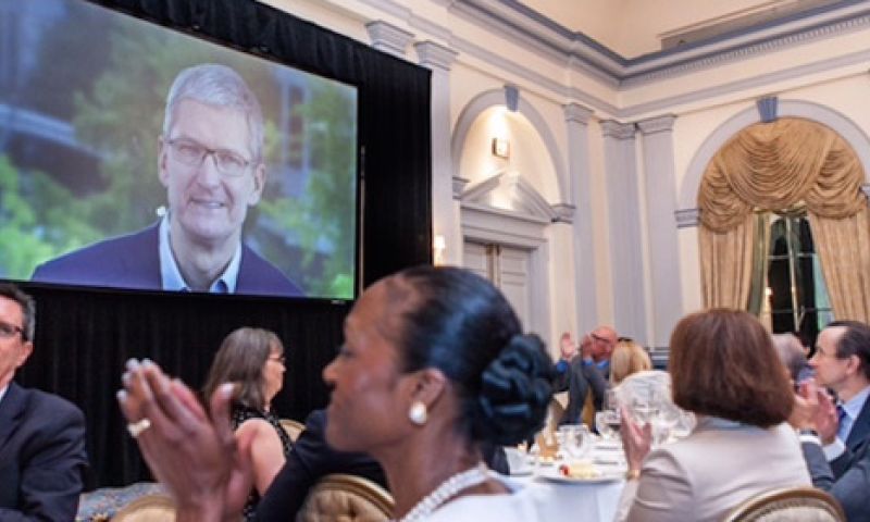 Tim Cook haalt uit naar Google: "geld verdienen aan privacy"