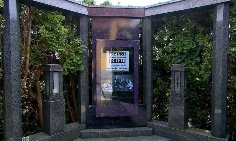 Deze digitale grafsteen herkent bezoekers