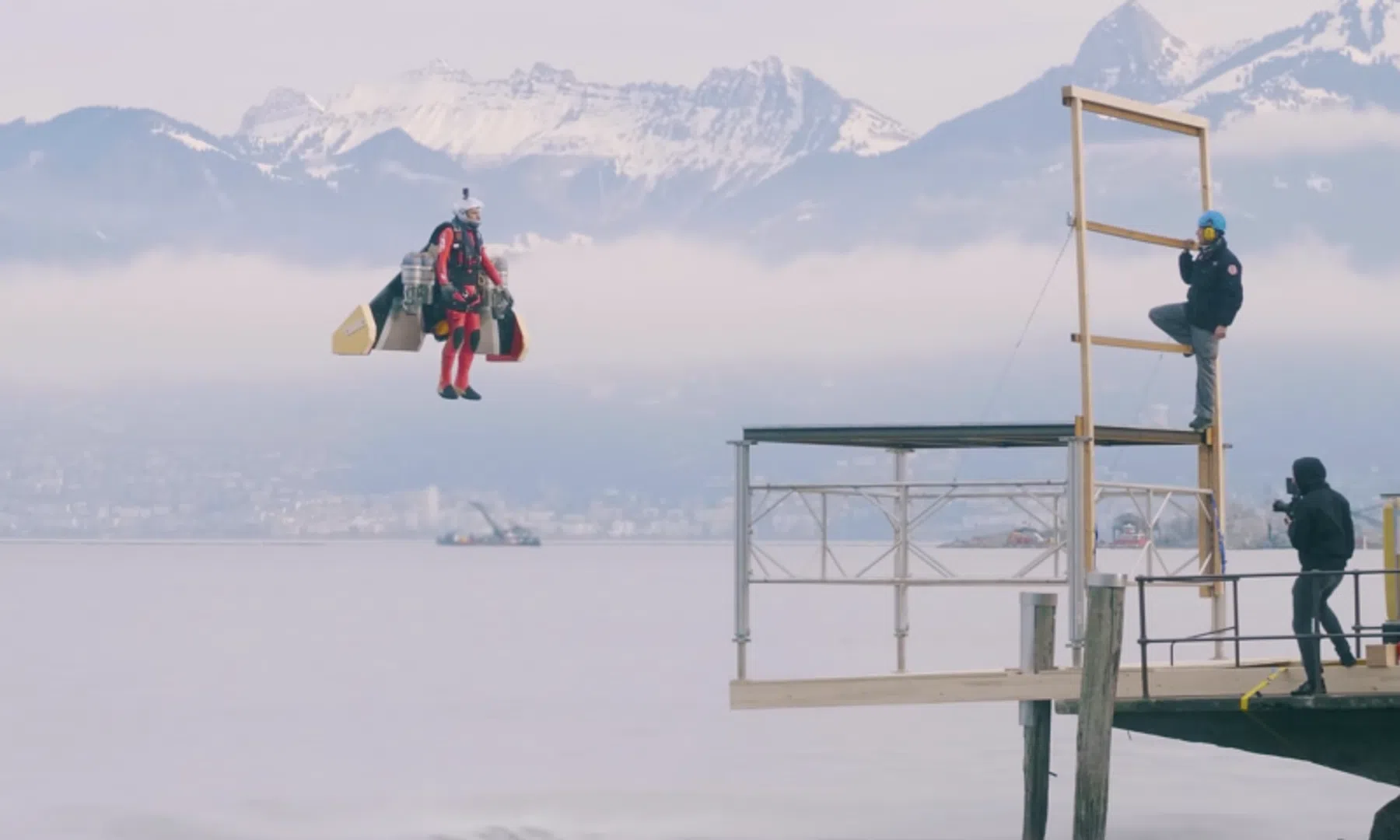 Jetpack-man Yves Rossy verticaal van grond stijgen en landen