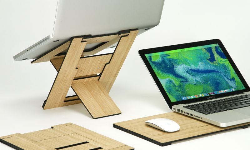 Veelzijdige bamboe laptopstand is een bureau voor onderweg