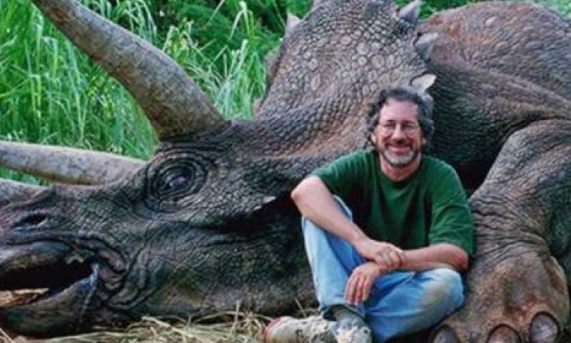 Op Facebook denken mensen dat Steven Spielberg een dino vermoordde