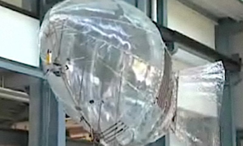 Zeppelin zwemt door de lucht