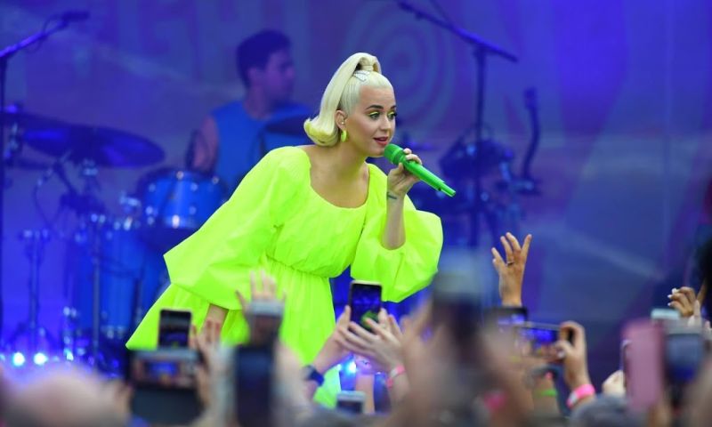 Artiesten met greenscreen studio in voor digitale Tomorrowland