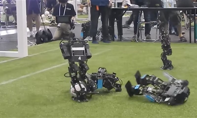 Video: nog veel hilarisch geklungel op WK Robotvoetbal