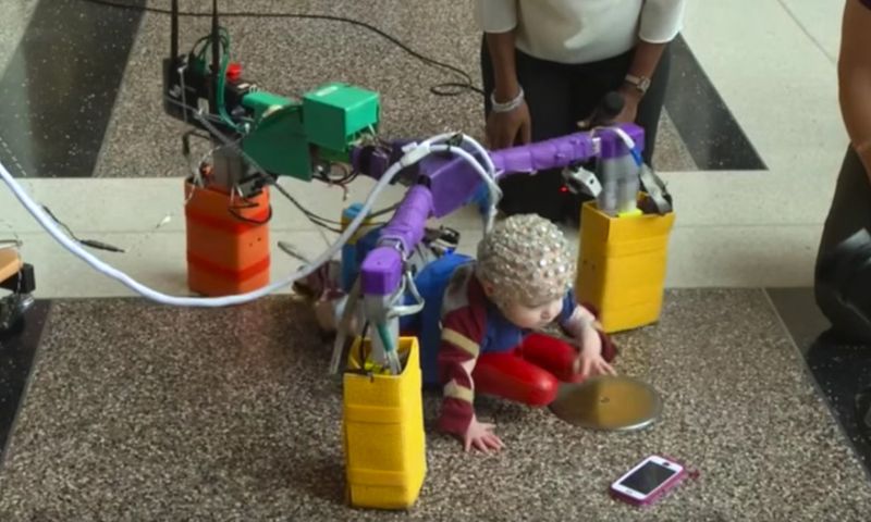 Exoskelet laat baby’s met risico op hersenverlamming kruipen