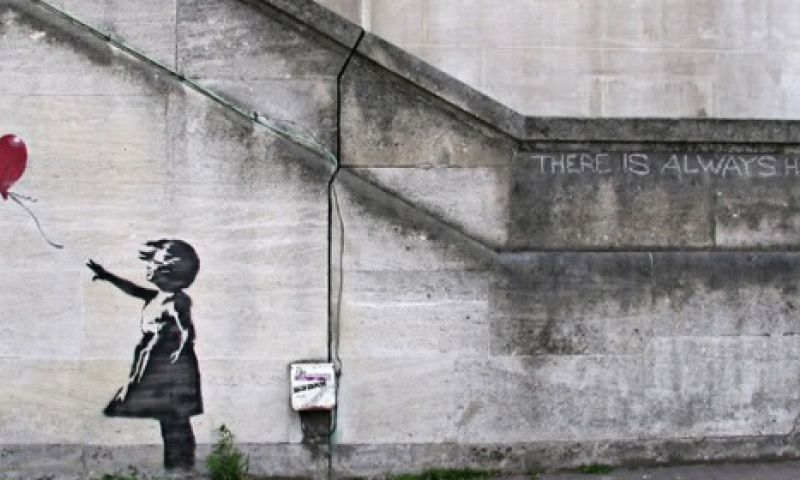 Banksy metershoog op gevel Rijksmuseum