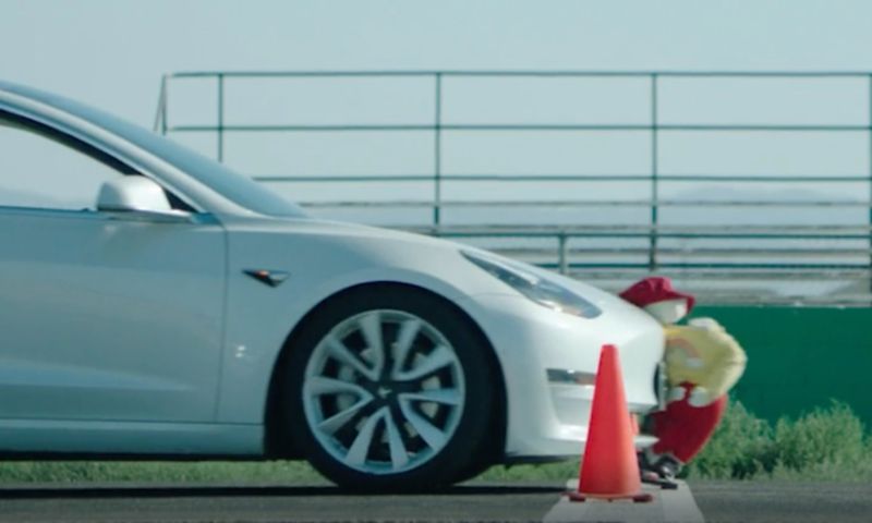 tesla zelfrijdende auto kinderen autopilot self driving