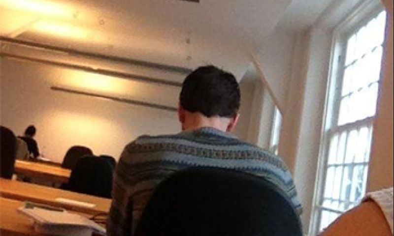 Goede reden om te studeren in de bieb: flirten via Facebook