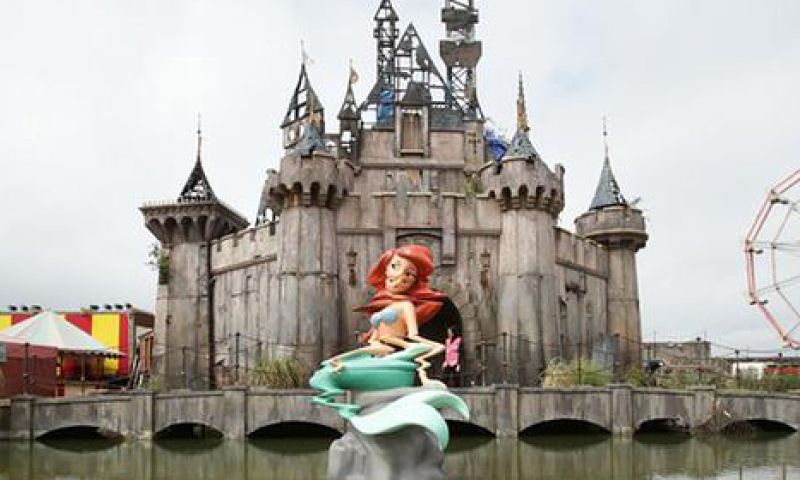 Video: een bezoek aan Banksy's Dismaland