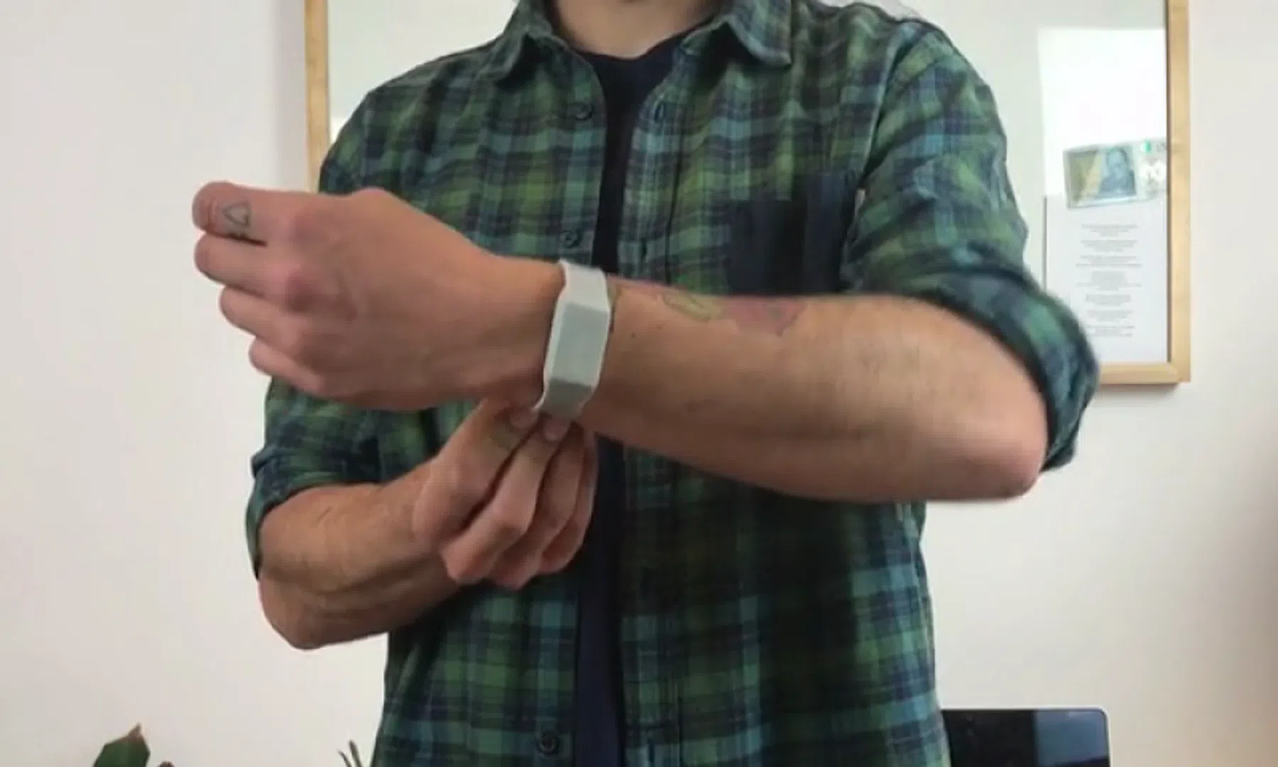 Deze armband geeft een schok als je te lang in bed blijft liggen