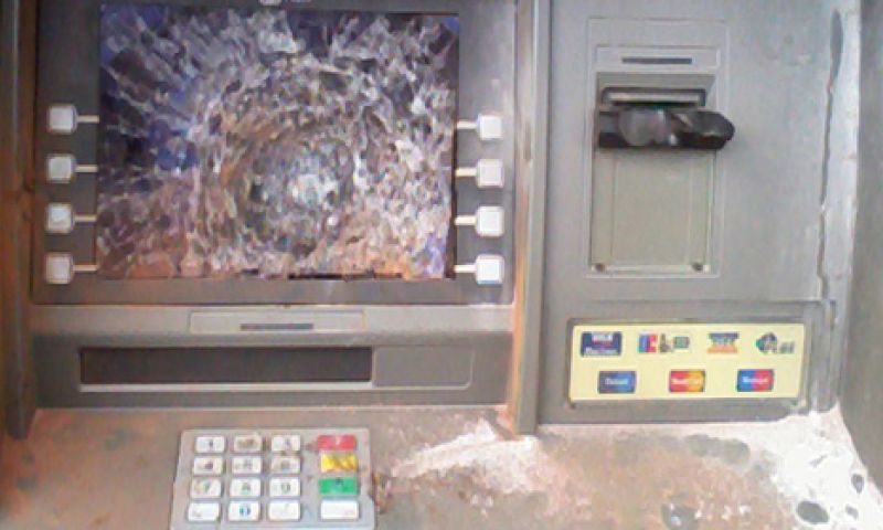 Ha, deze pinautomaat is vandalisme letterlijk spuugzat