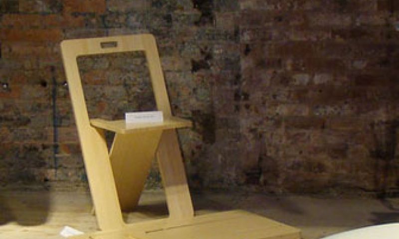 Spaanplaat klapt uit tot stoel