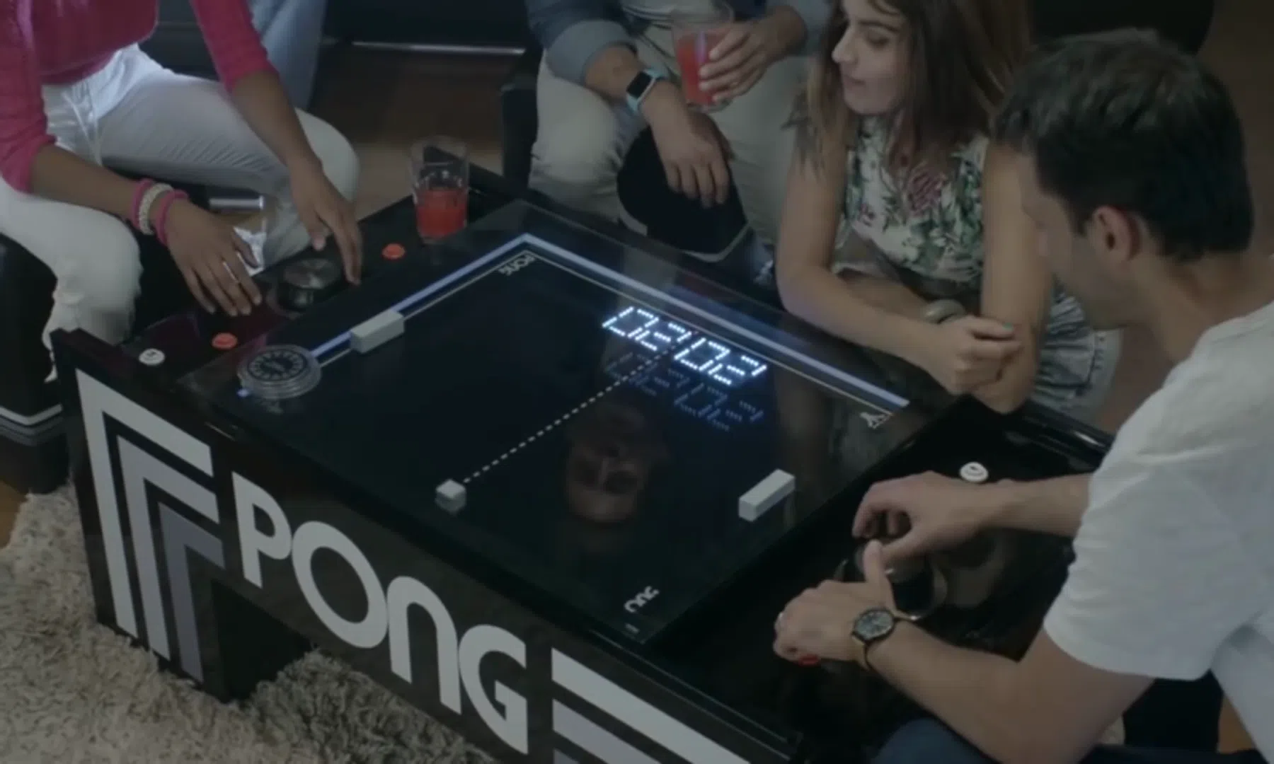 Op deze koffietafel speel je Pong in het echt