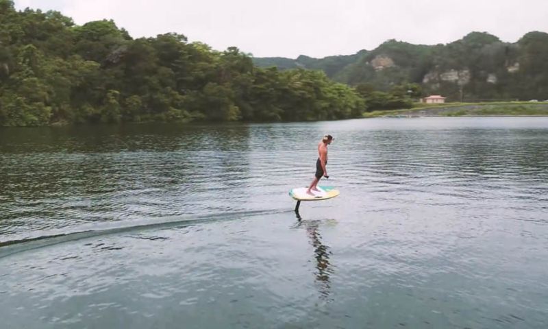 Zweef over het water met dit elektrische surfboard