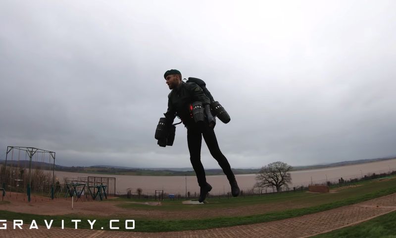 Jet Suit uitvinder vliegt over mariniers parcours