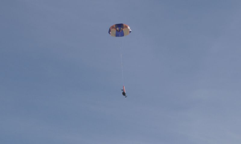 dji drones parachute mensenmassa's