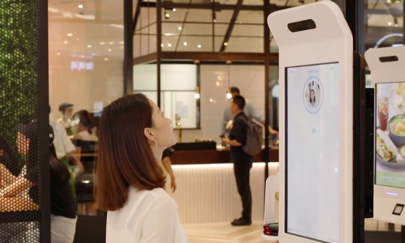 Video: Betaal met een lach bij deze KFC in China