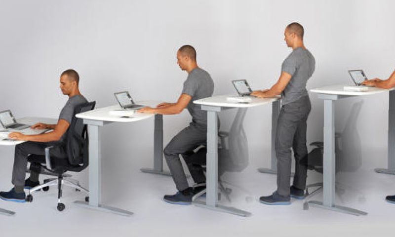 Dit bureau 'dwingt' te staan als je te lang zittend werkt