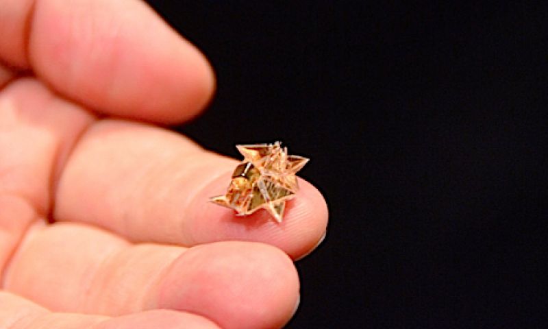 Wonderlijk origami-robotje loopt, zwemt en lost op